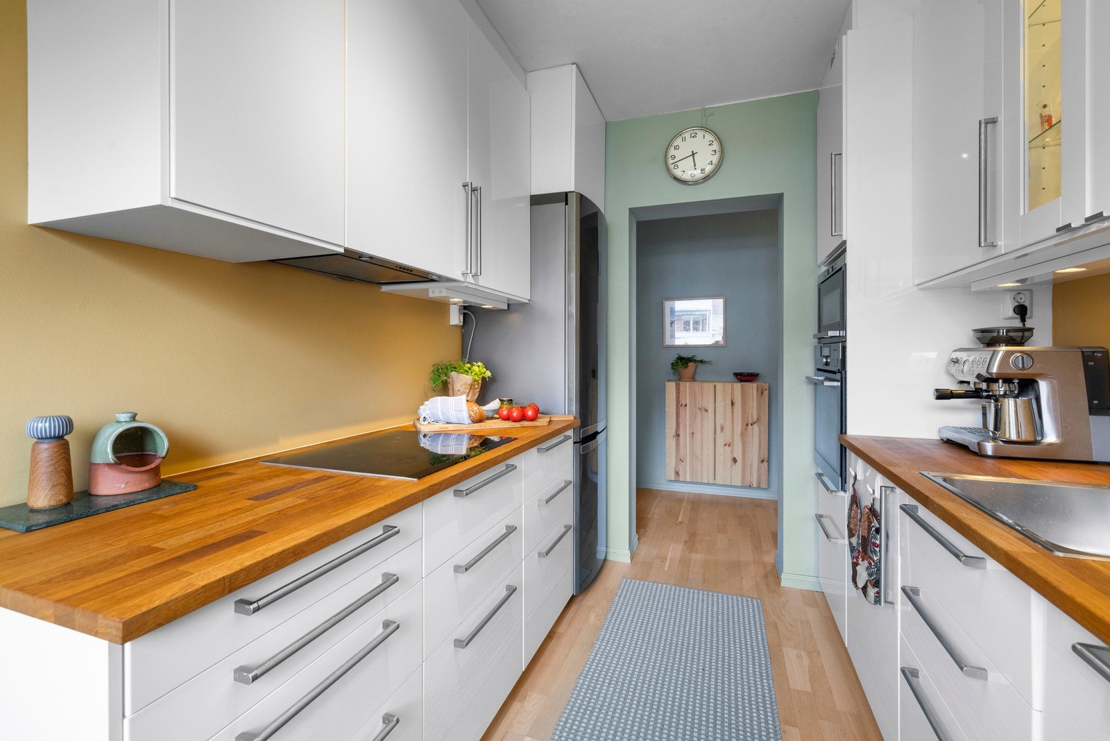 Skap og benkeløsninger gir god oppbevaringsplass, og rommets layout sikrer effektiv utnyttelse av arealet Galleribilde