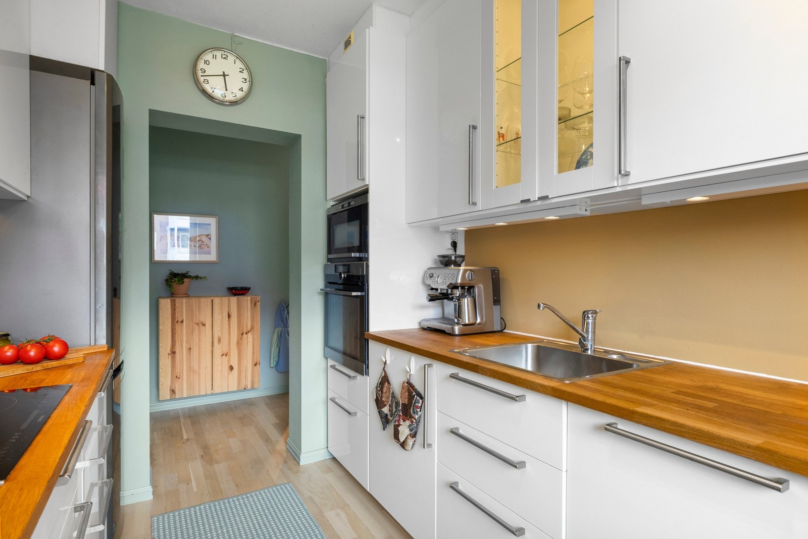 Det er integrerte hvitevarer som platetopp, komfyr, mikro og oppvaskmaskin, samt en frittstående kjøl/frys Galleribilde