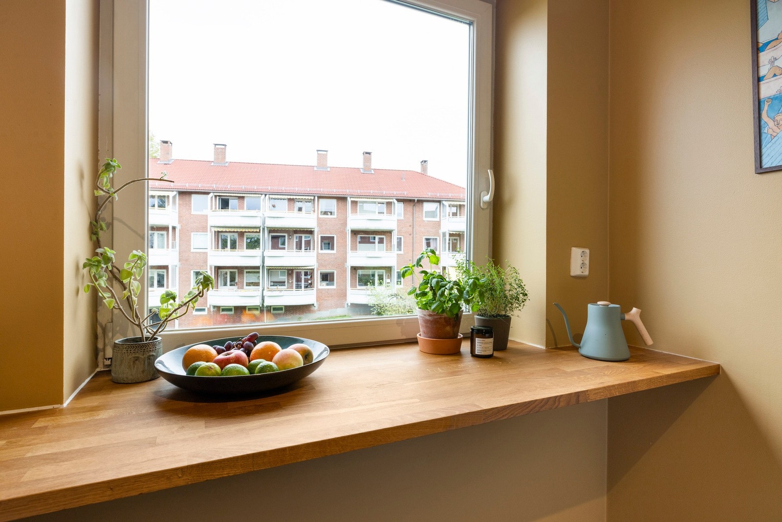 Innerst ved vinduet finner du en koselig spisekrok Galleribilde