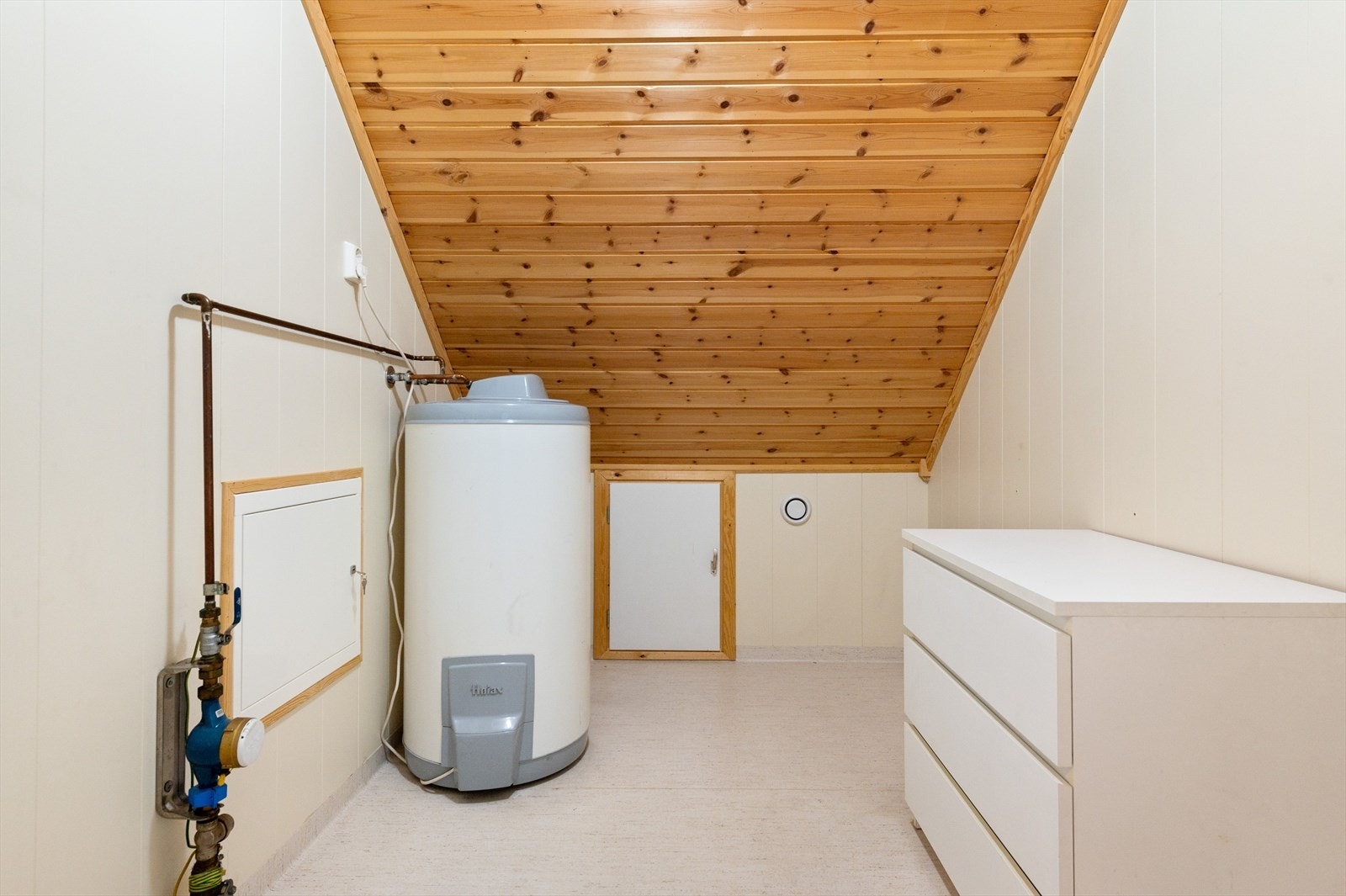 Bod/teknisk rom i 2.etasje, godt med litt ekstra lagringsplass. Galleribilde