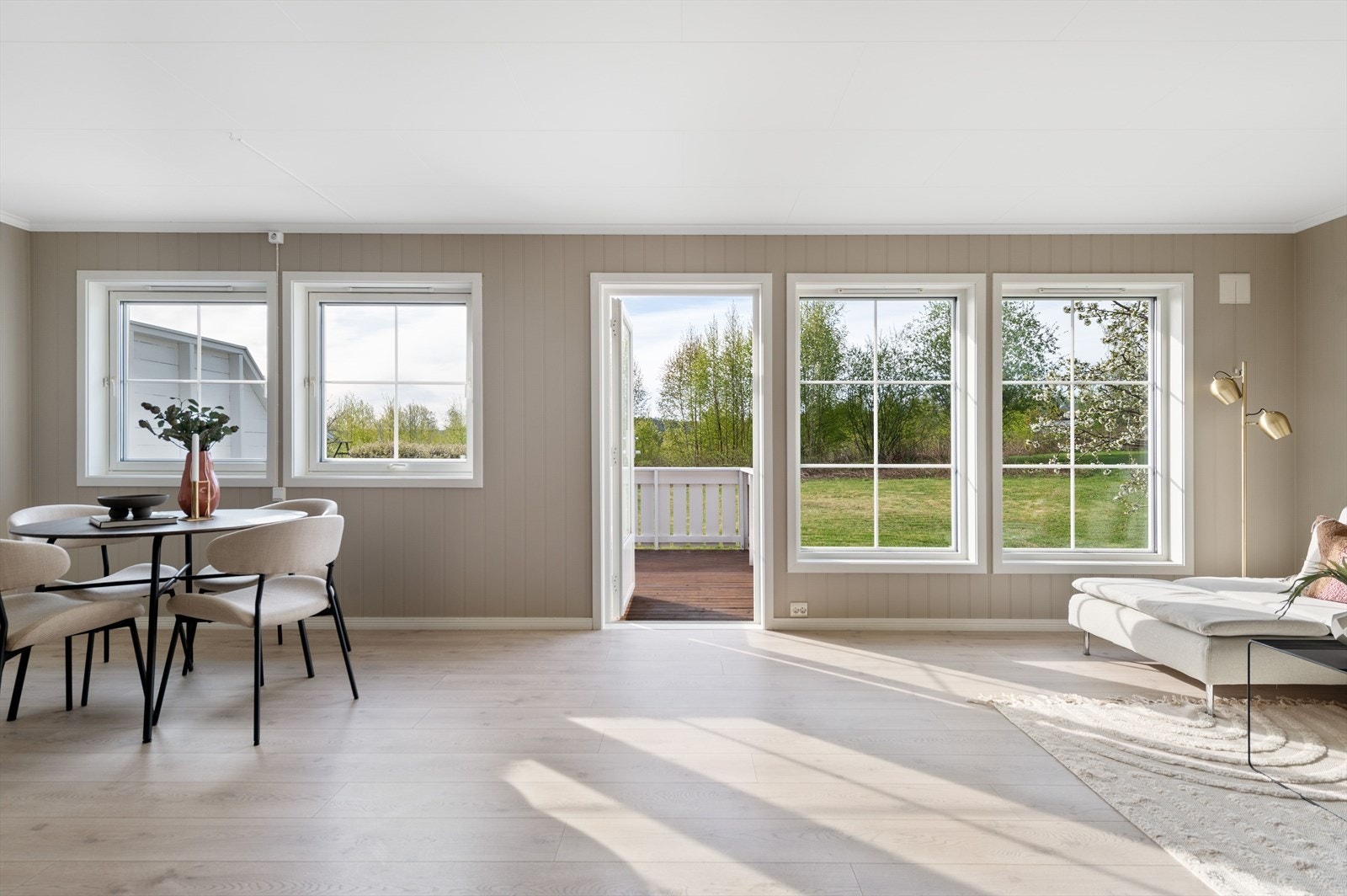 Stue, spisestue og kjøkken i åpen løsning. Galleribilde