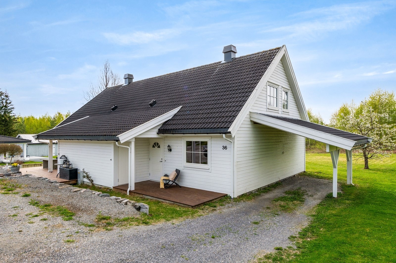 Inntilbygget carport hvor det er lagt opp strøm til elbil-lader dersom man ønsker å installere dette. Nordvestvendt terrrasseplatting og utvendig sportsbod. Galleribilde