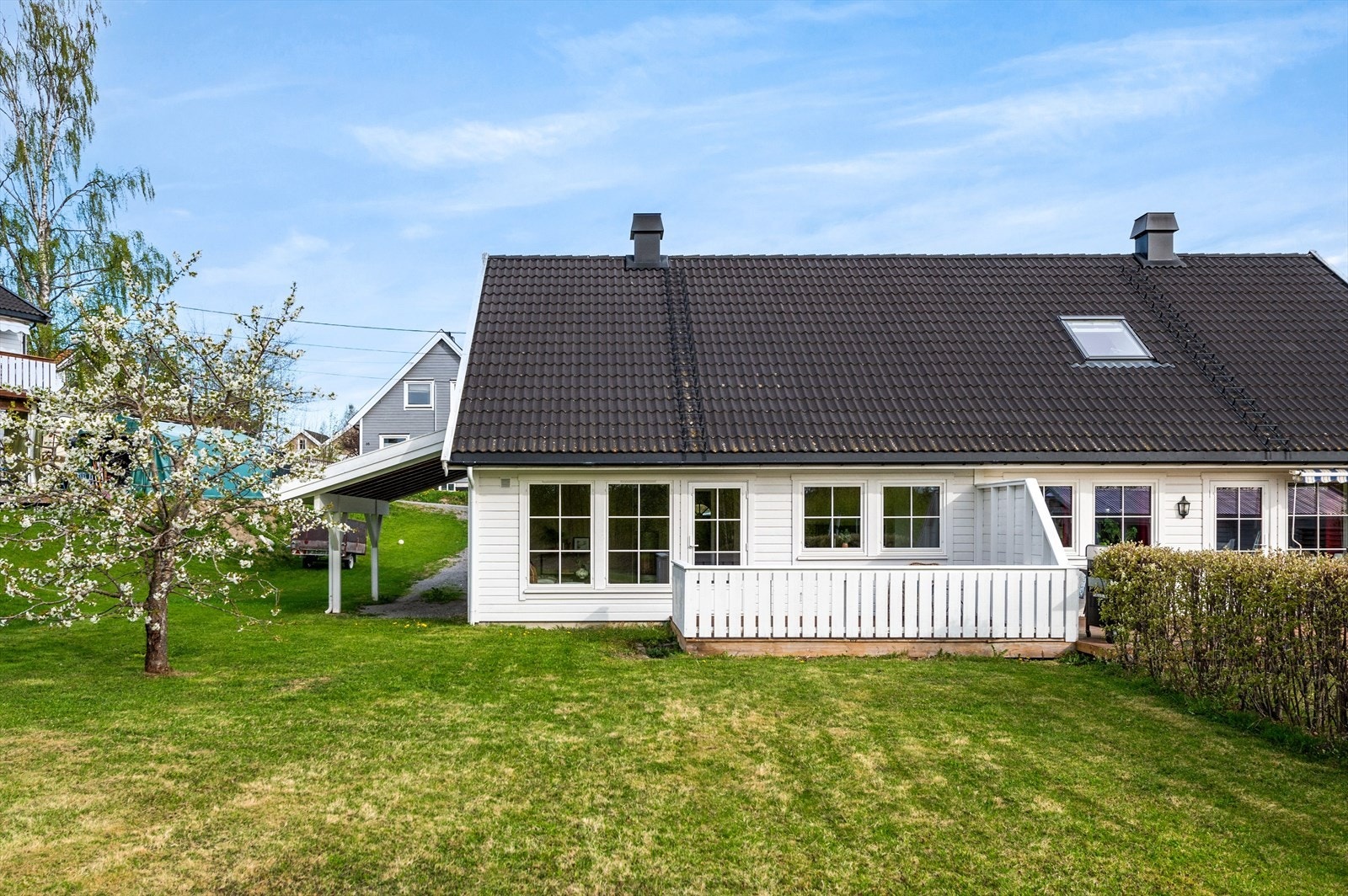 Boligen har en pent opparbeidet hagedel som er sørvestvendt med solrik uteplass, skjermet med levegg og hekk mot naboseksjonen. Galleribilde