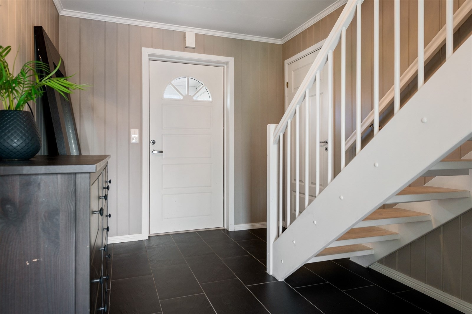 Entré og hall med flislagt gulv med varmekabler. Trappeadkomst til 2.etasje. Galleribilde