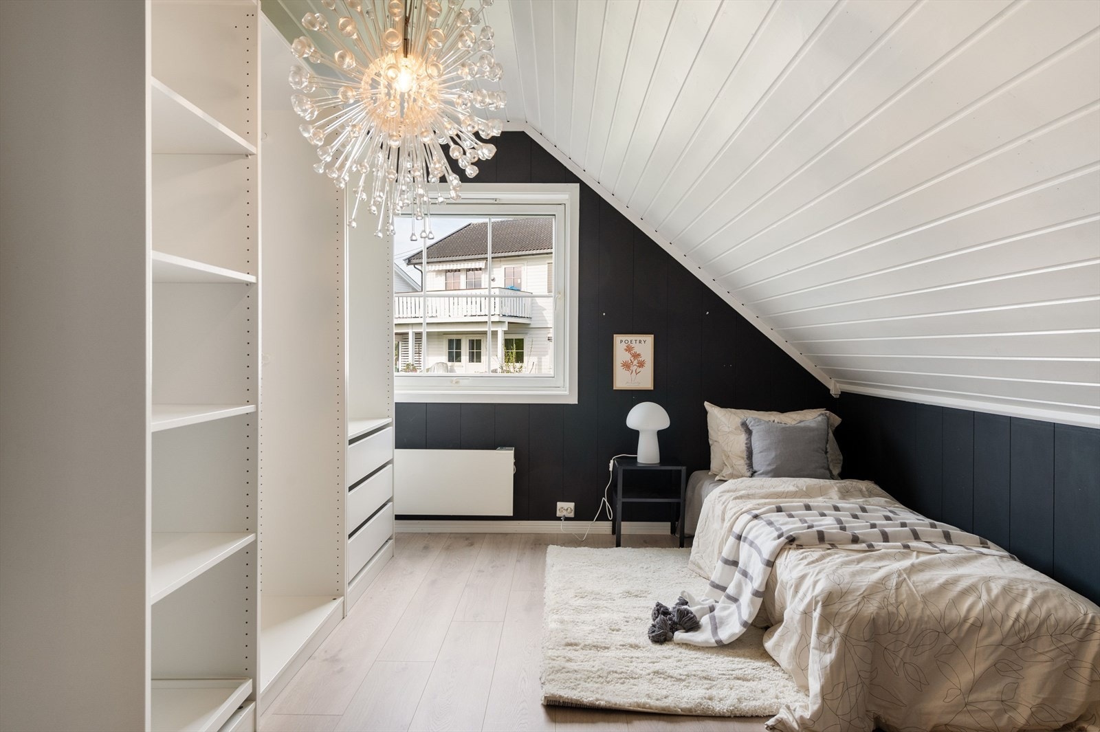 Soverom 2 i 2.etasje med åpen garderobeløsning, ellers god plass til dobbel, eller enkelt seng. Galleribilde