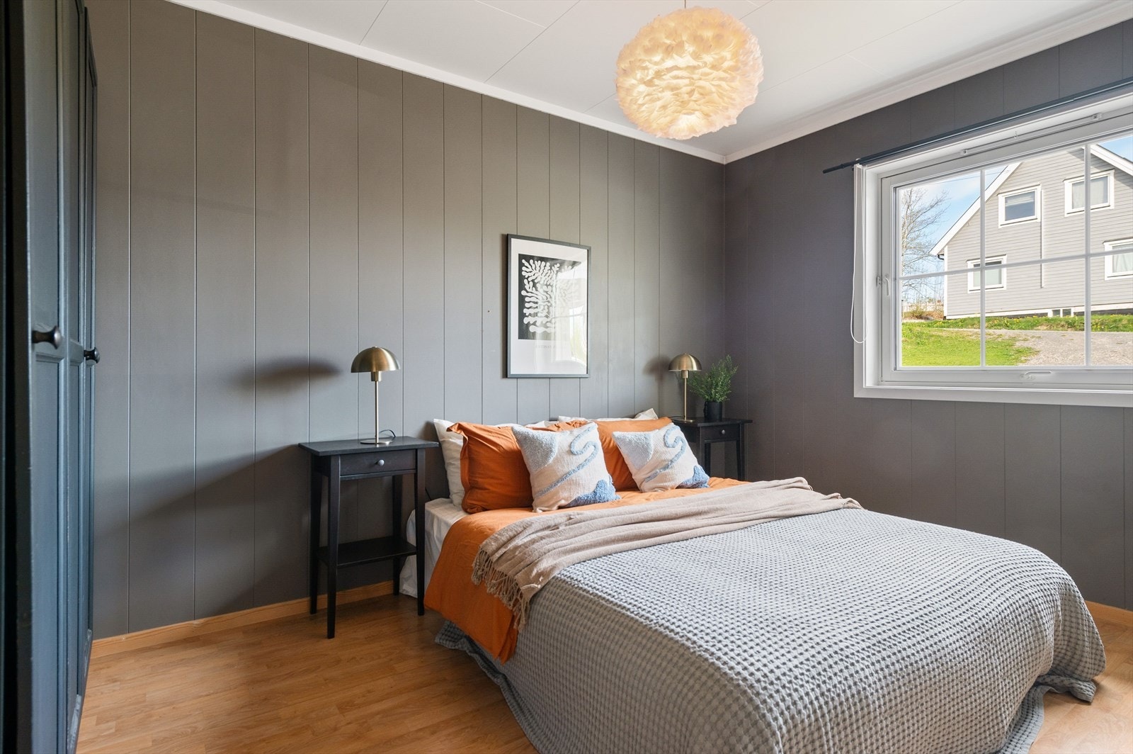 Hovedsoverom i 1.etasje av god størrelse med plass til dobbeltseng og med tilhørende garderobeskap. Galleribilde