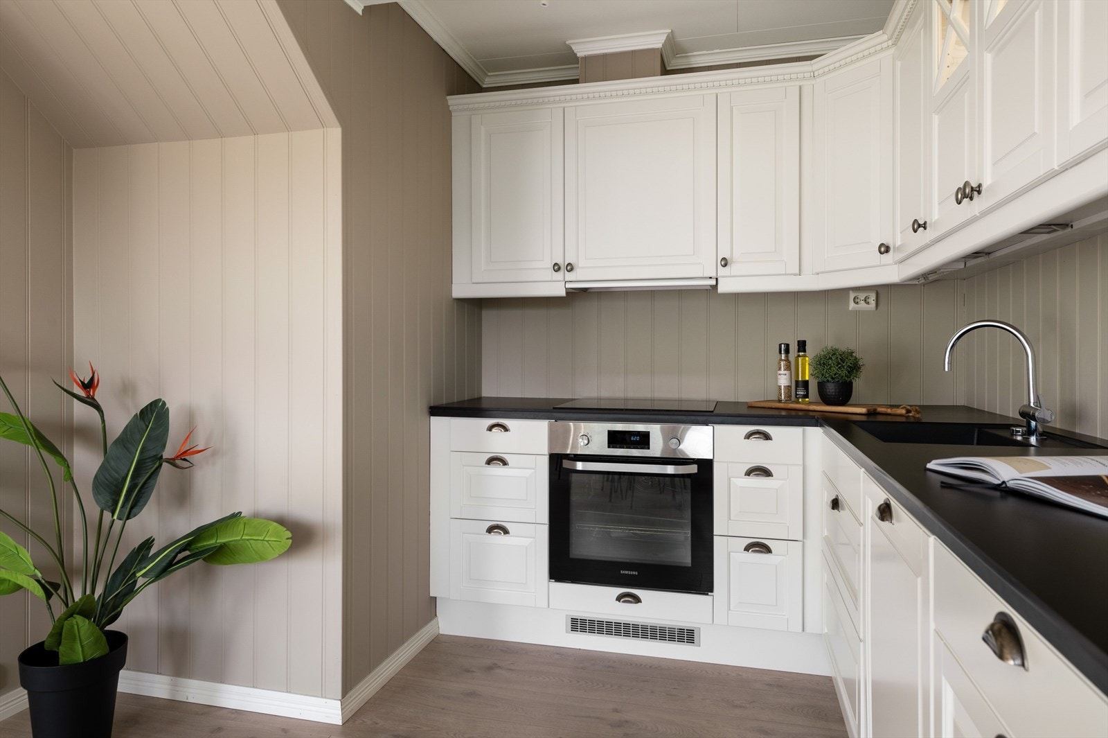 Kjøkkenet har godt med skap- og benkeplass og er fult utstyrt med integrerte hvitevarer. Galleribilde