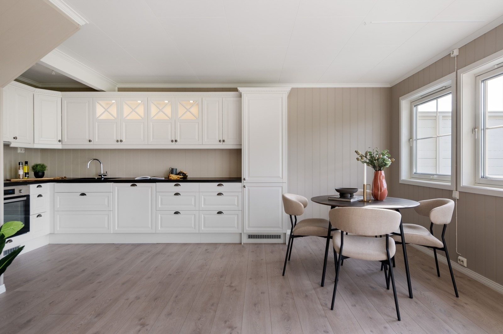 Spisestue og kjøkken, pent og nyere Galleribilde