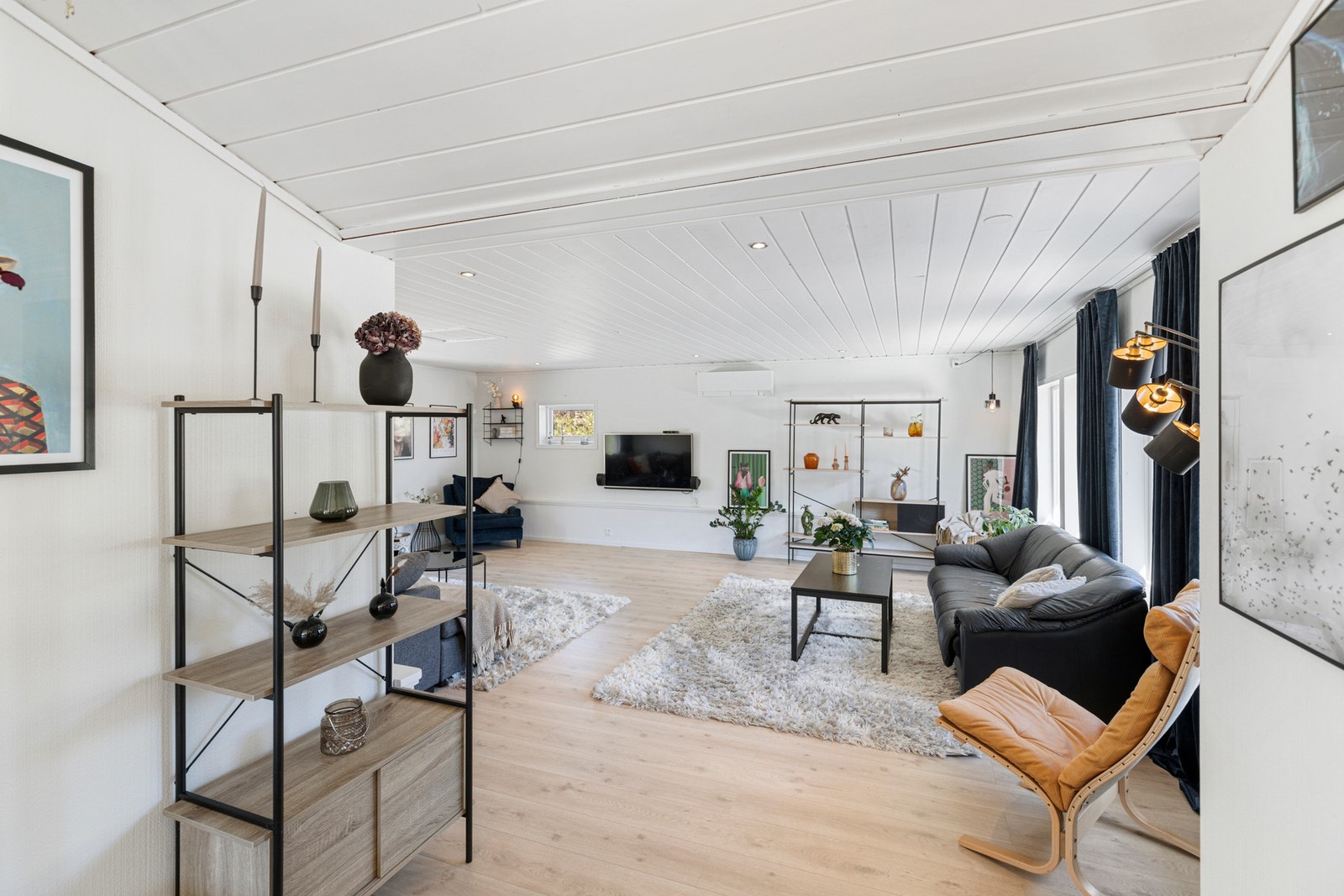 Tv-stuen har varmekabler i gulv og montert varmepumpe. Galleribilde