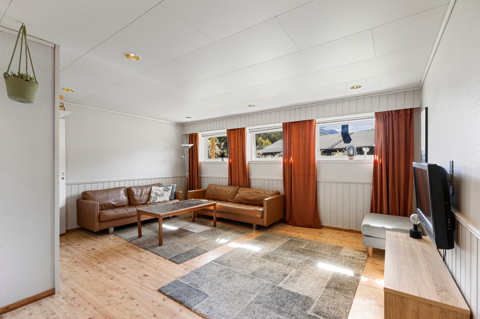 Lys og trivelig stue med varme i gulv. Galleribilde