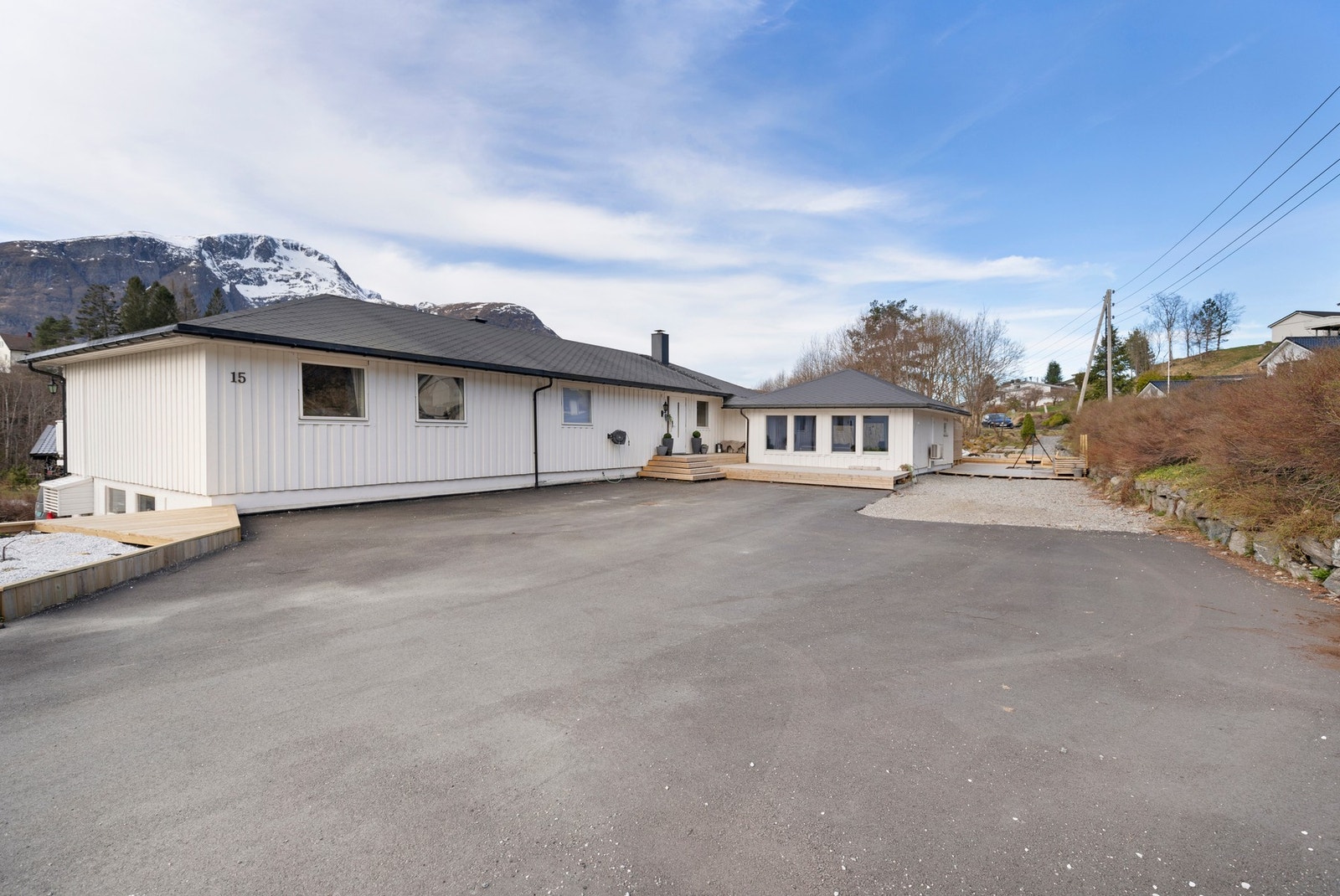 Det ble gjennomført dreneringsarbeid på eiendommen i 2022/2023 og uteplassen ble i etterkant av dette asfaltert. Galleribilde