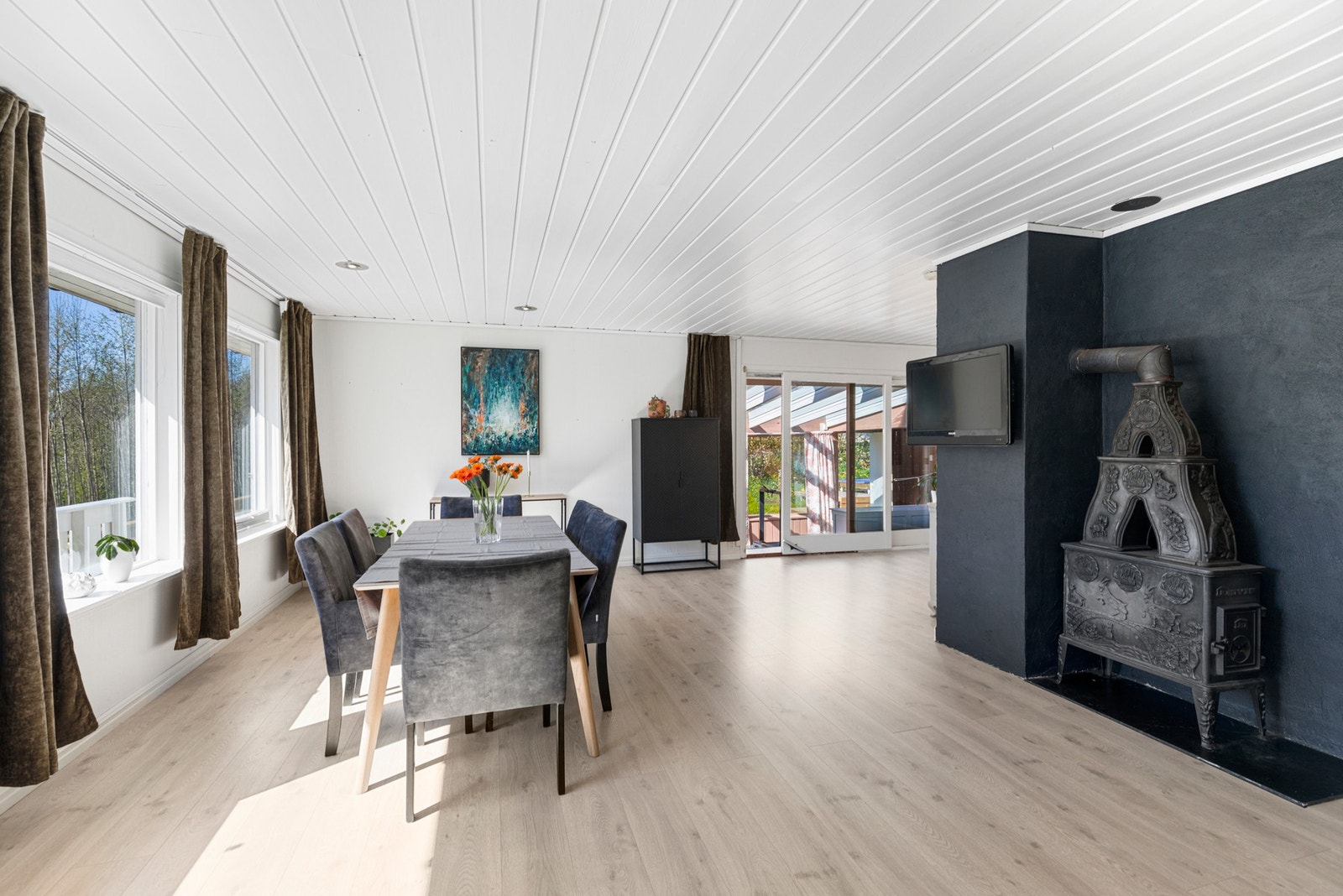 Nyere laminatgulv i store deler av hovedetasjen. Galleribilde