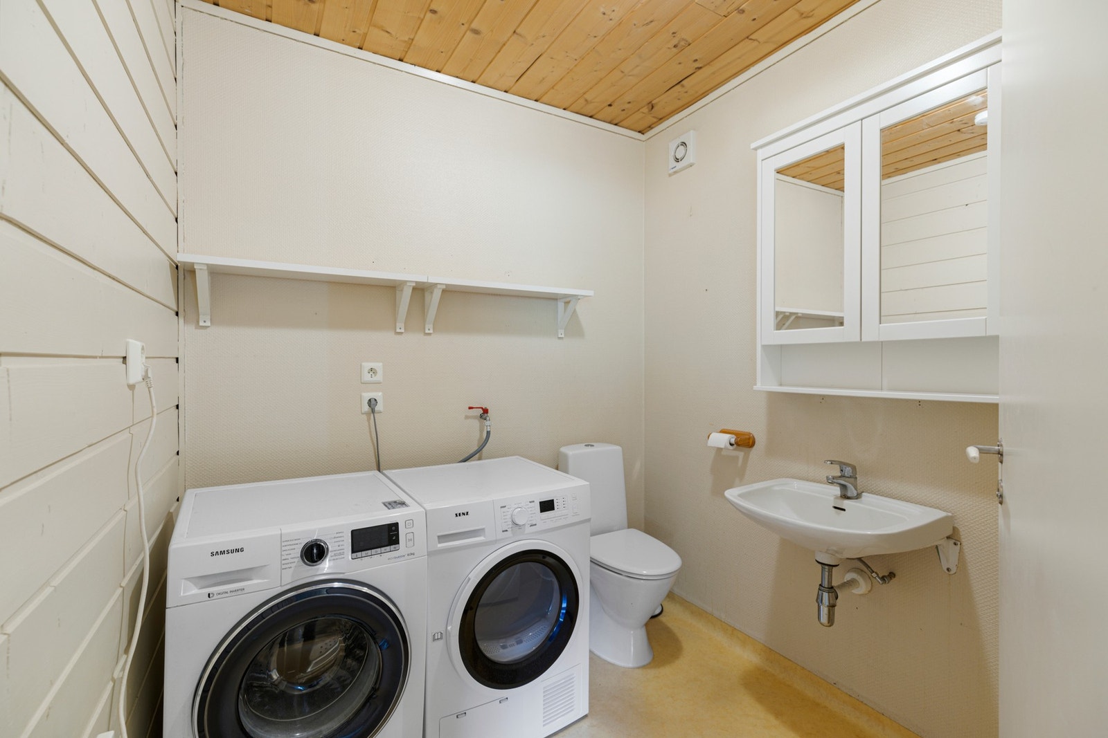Separat vaskerom/wc. Rommet har belegg på gulv og strie/panel på vegger. Rommet inneholder toalett, vegghengt servant og opplegg for vaskemaskin. Galleribilde