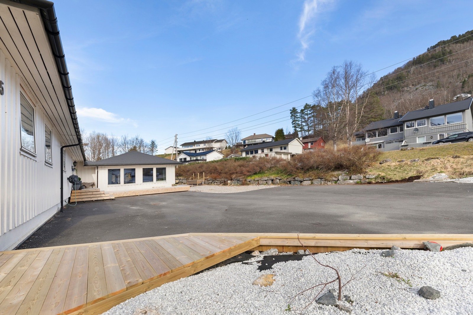 Svært gode parkeringsmuligheter på tomten. Galleribilde