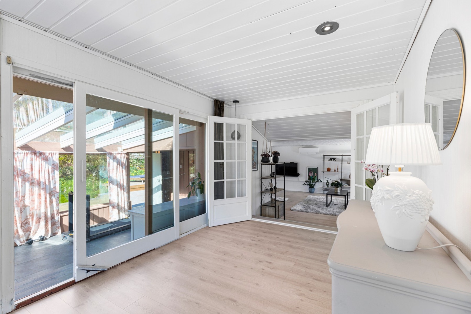 Fra stue er det tilkomst til innglasset terrasse. Galleribilde