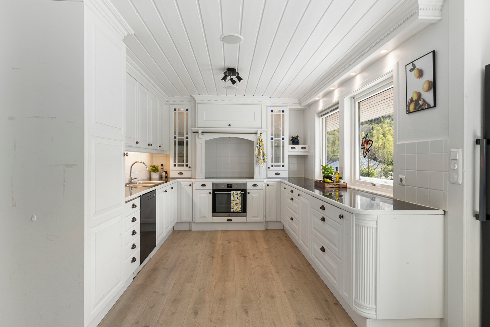 Kjøkkenet ligger i åpen løsning mot stue. Galleribilde