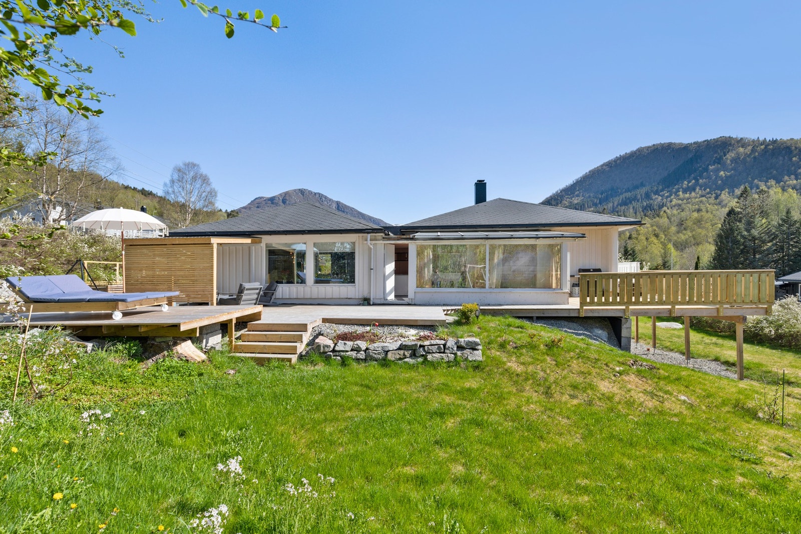 Fasade. Boligen har taktekke fra 2006. Galleribilde