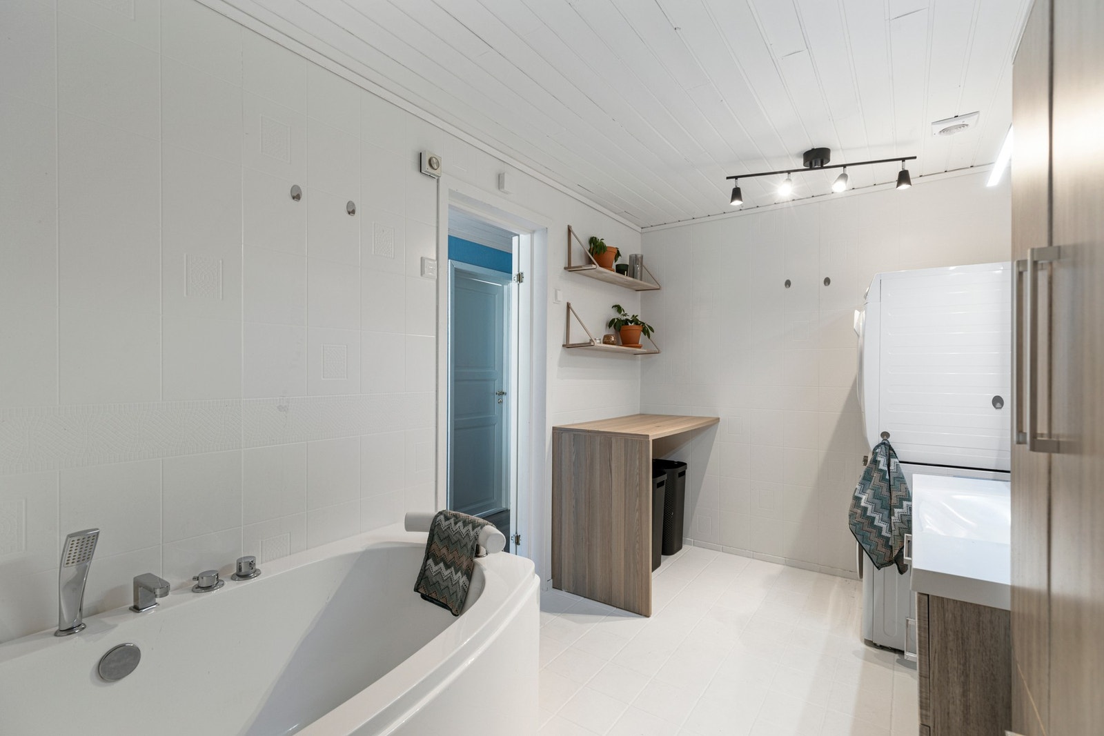 Rommet har flislagt gulv og våtromsplater på vegger. Rommet inneholder nyere badekar, nyere toalett, baderomsinnredning og opplegg for vaskemaskin/tørketrommel. Galleribilde