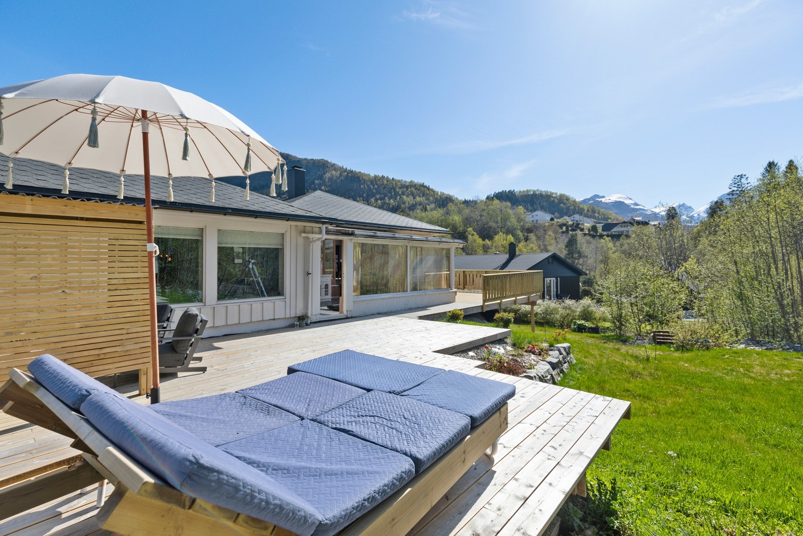 Her får du en stor, innholdsrik enebolig med plass til store og små! Galleribilde