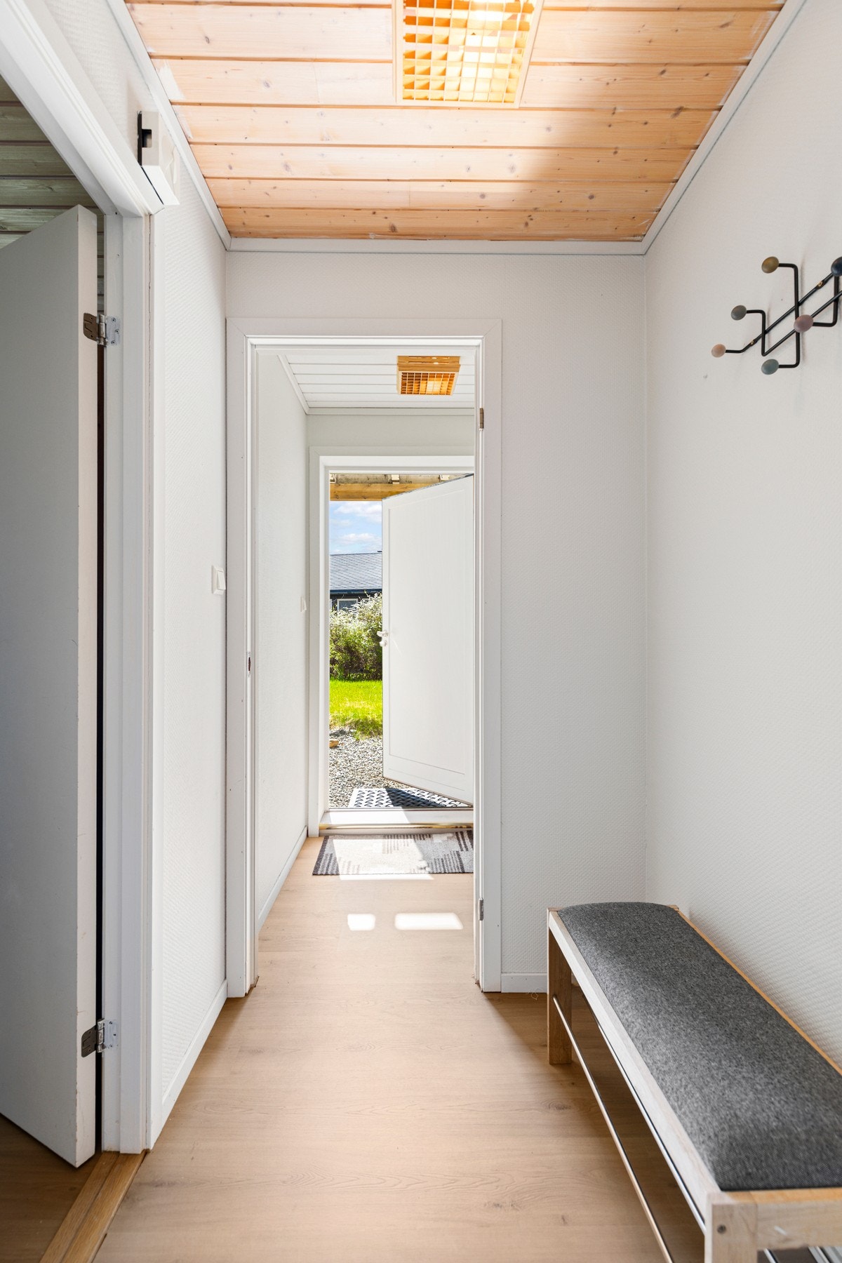 Leiligheten i kjelleretasjen har eget inngangsparti i front av boligen. Galleribilde