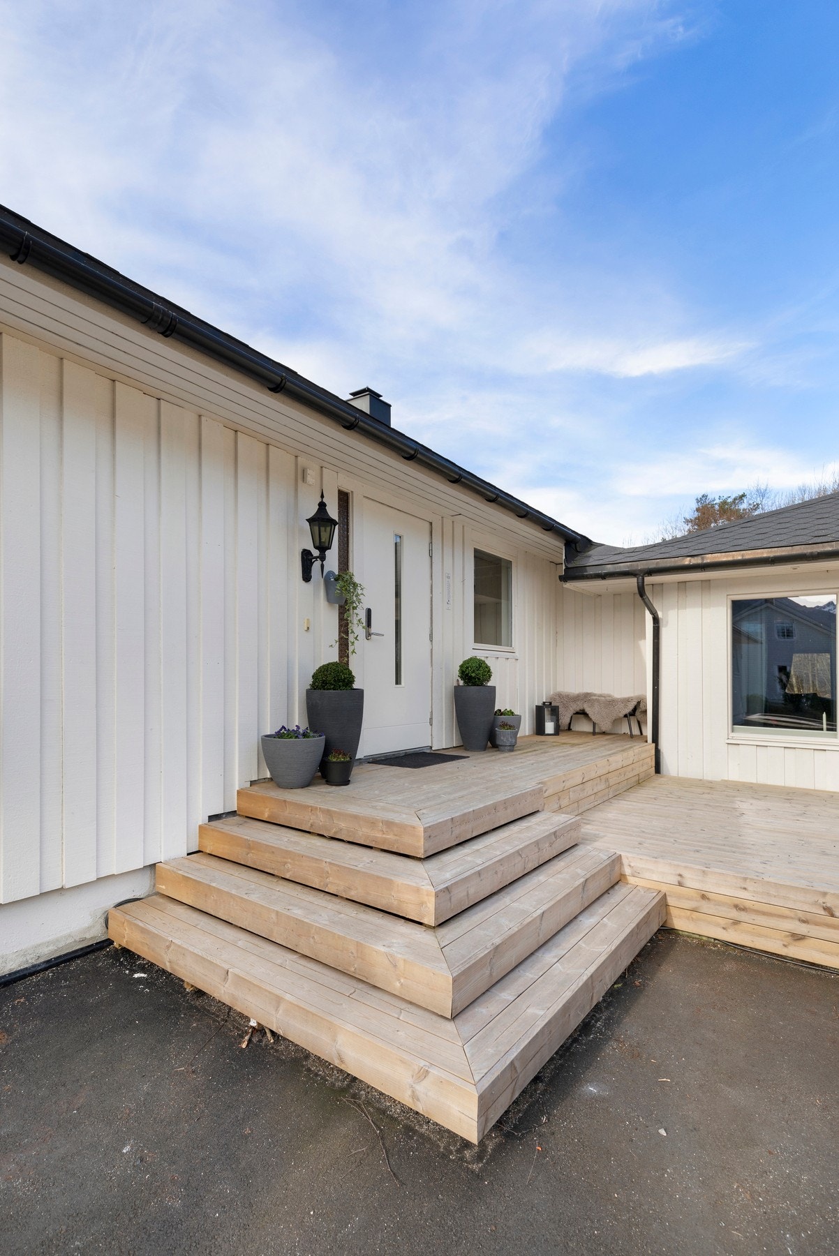 Inngangsparti med nybygget terrasse. Galleribilde