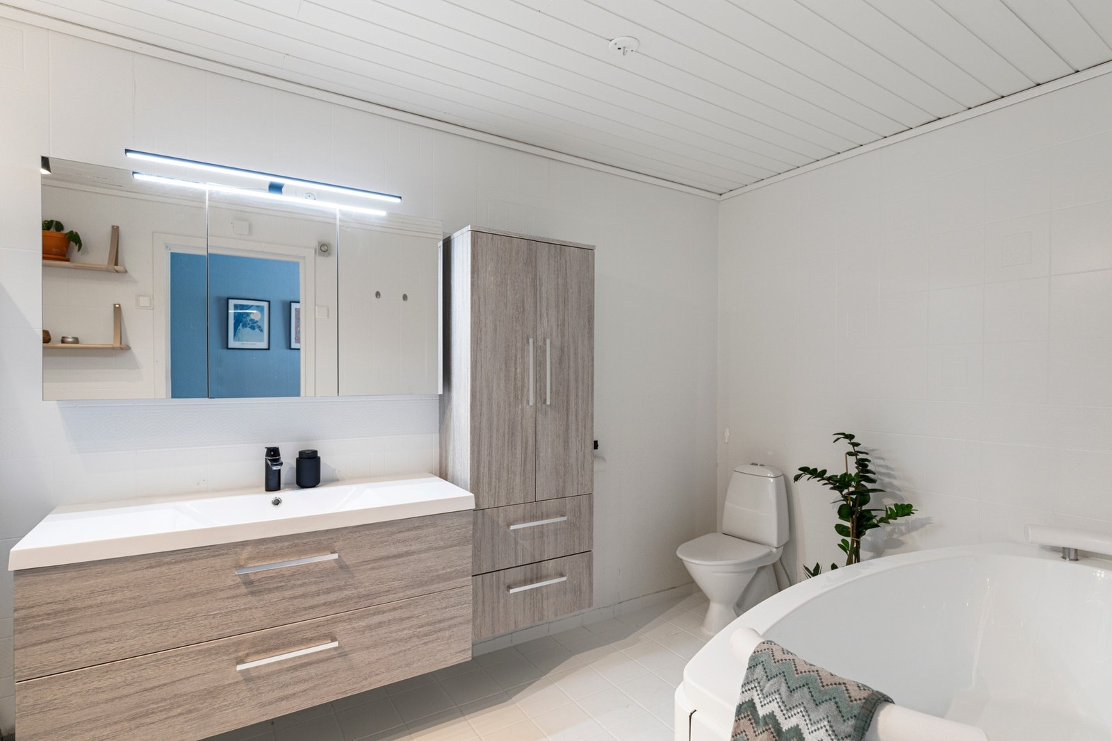 Etasjens andre bad har tilkomst via mellomgang og ligger i etasjens tilbygg. Galleribilde