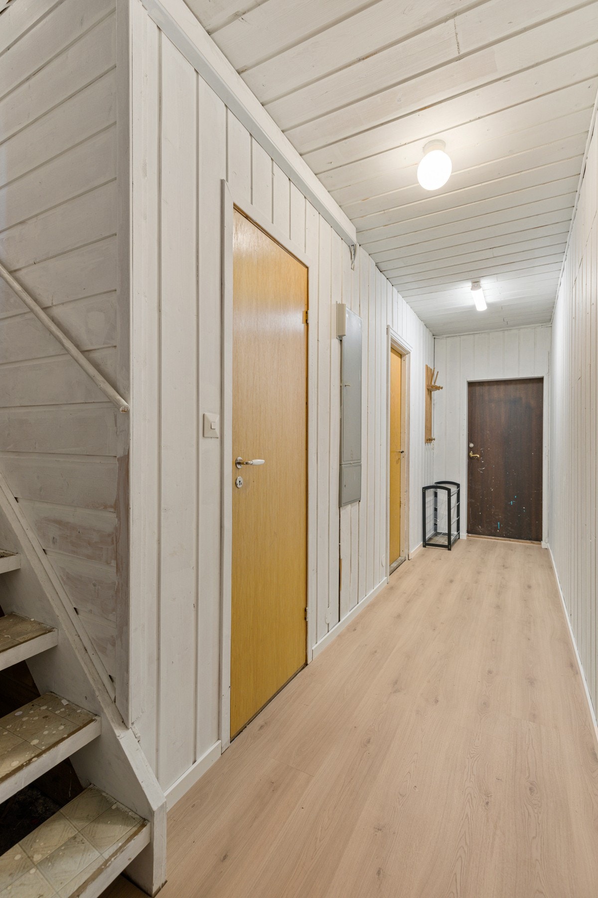 Kjellergang. Hoveddelen disponerer gang og to boder. Fra gangen er det dør direkte til garasje. Galleribilde