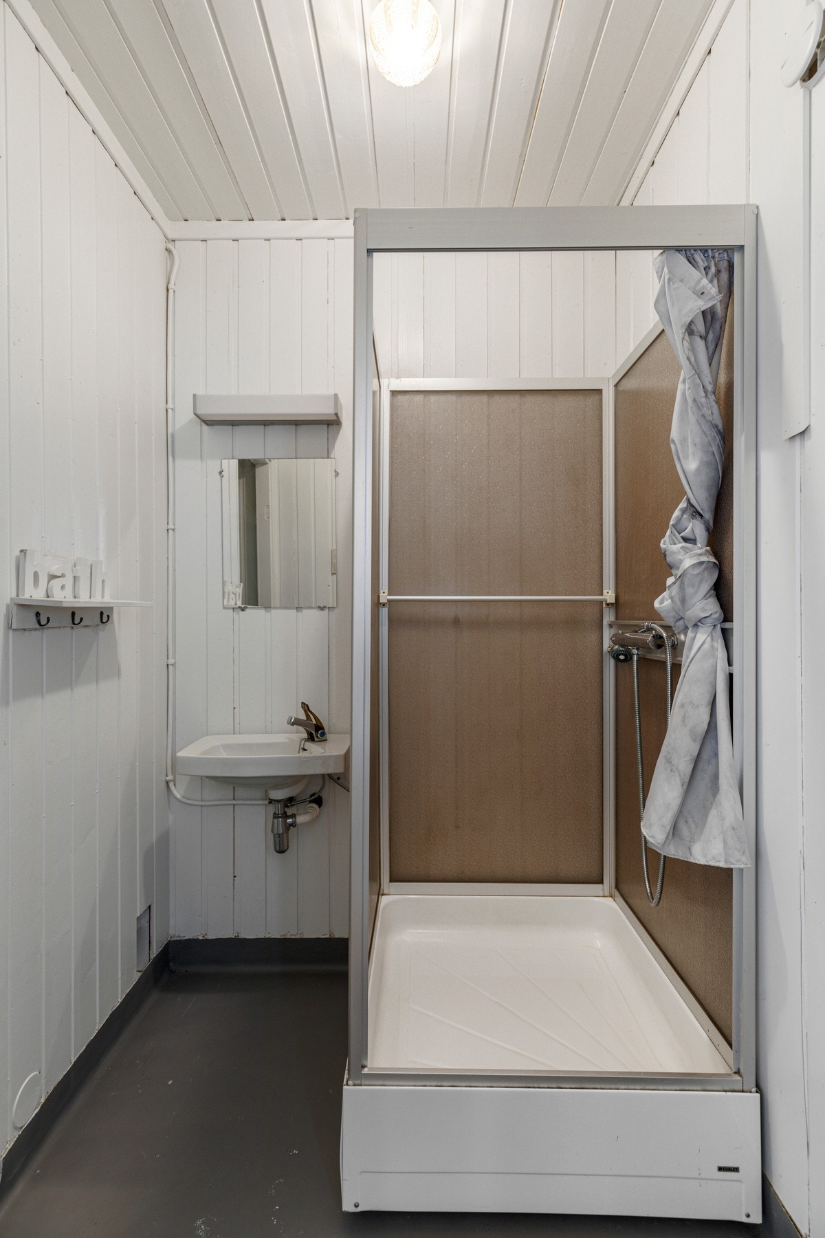 Fra soverommet er det tilkomst til bad med dusjkabinett og servant. Galleribilde