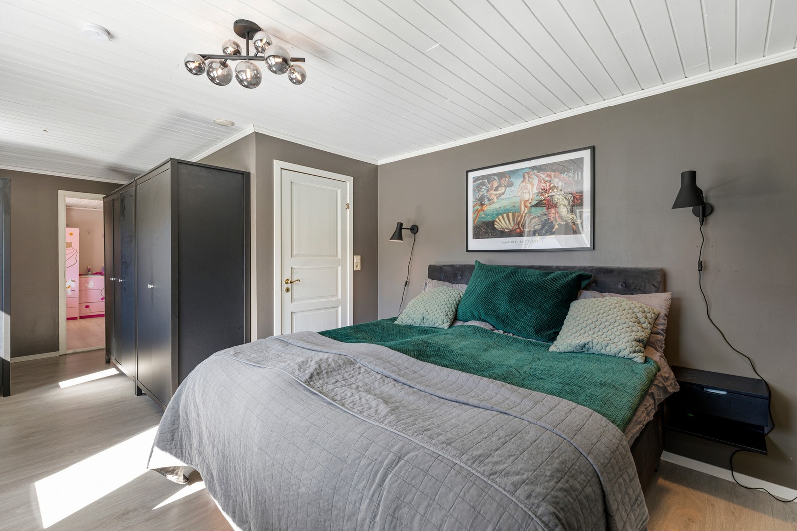 Rommet har tilkomst til gang hvor bad nr. 2 finnes like utenfor. Galleribilde