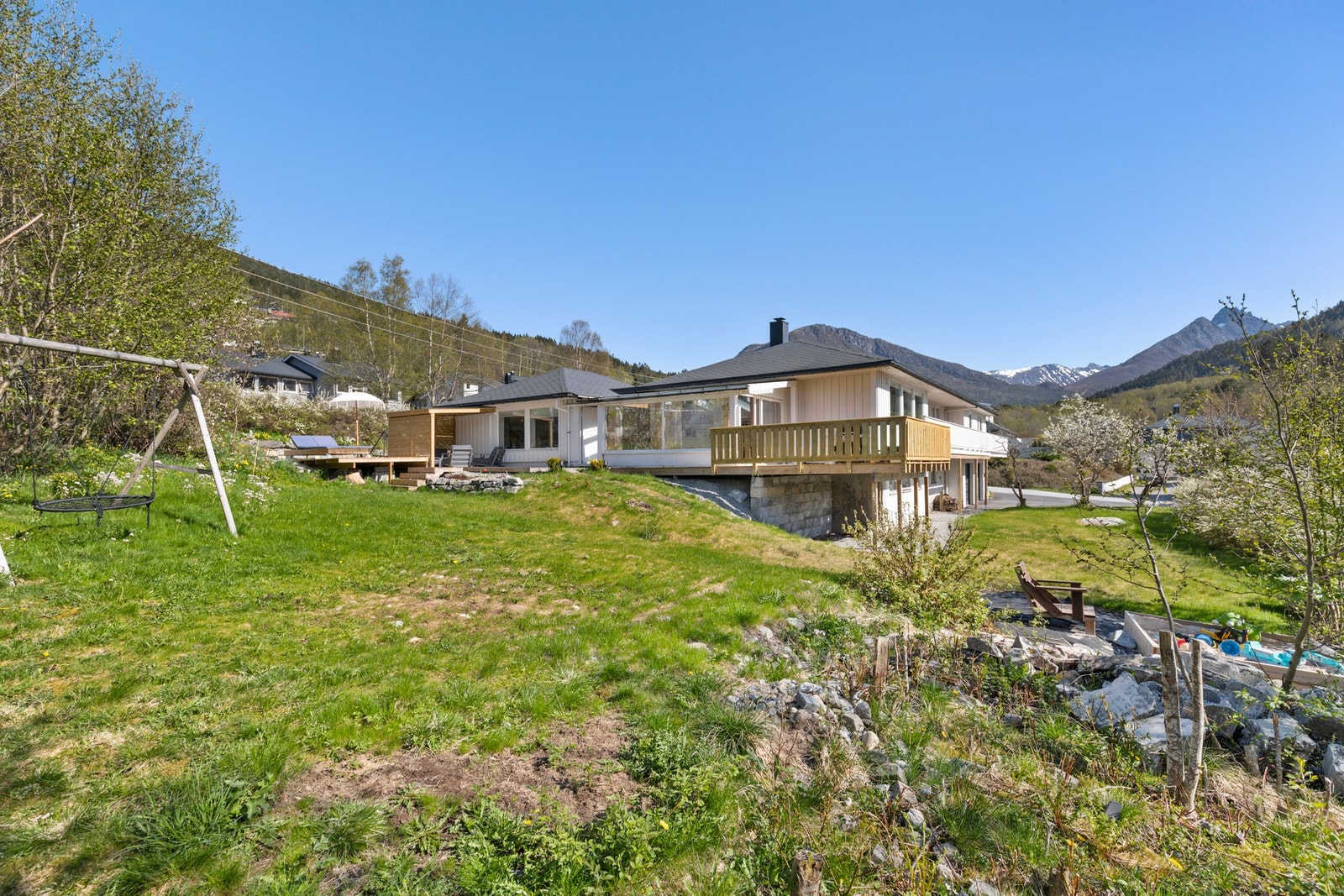 Store grøntarealer rundt boligen. Galleribilde