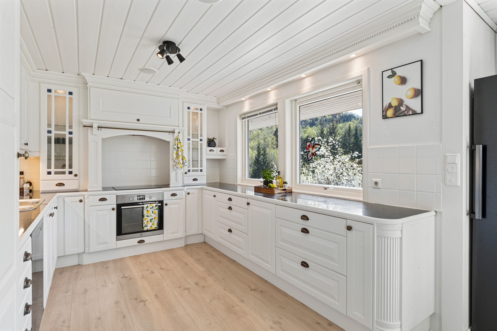 Her e det innredning fra 2005 i hvite, profilerte fronter. Galleribilde