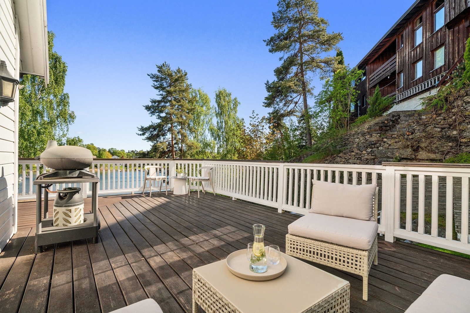Terrassen på sydvestvendte delen av tomten. Galleribilde