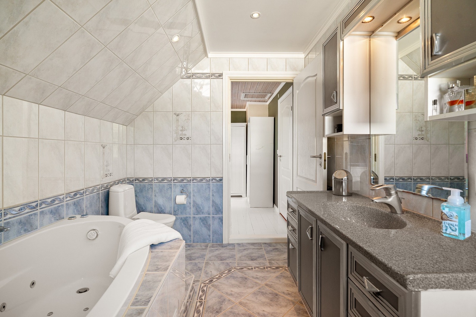 Både badekar og dusj på dette badet. Galleribilde