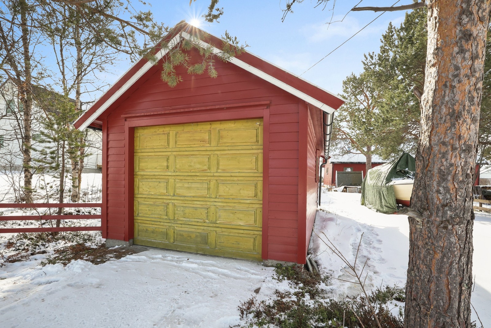 For parkering er det garasje på eiendommen, plass til båt, campingvogn o.l. i hagen og mulig med gateparkering. Galleribilde
