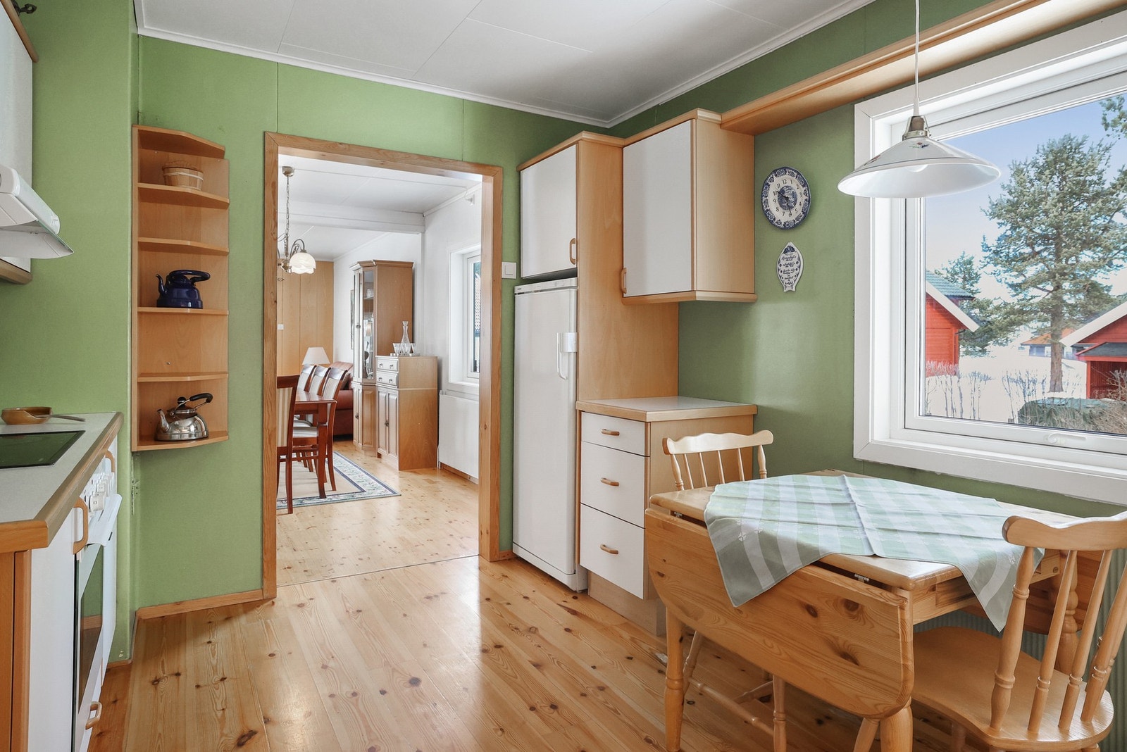 Kjøkkenet har adkomst både fra stue og gang. Galleribilde