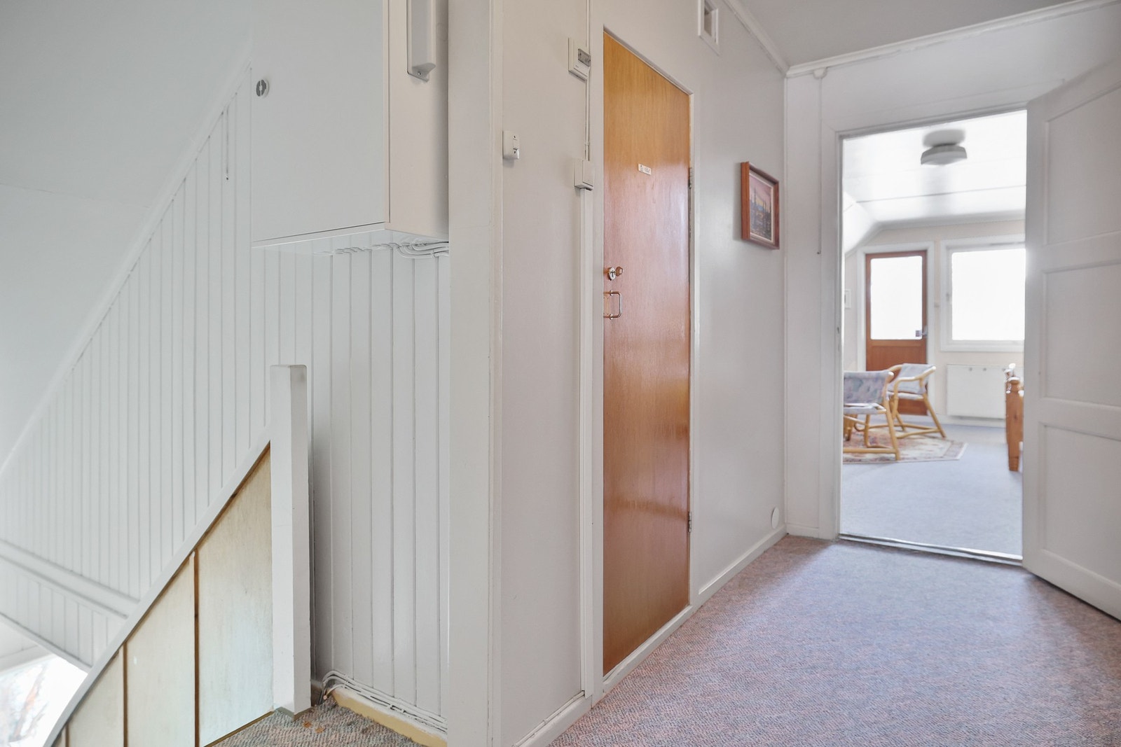 Trapperom på loftet med dør til bad. Galleribilde