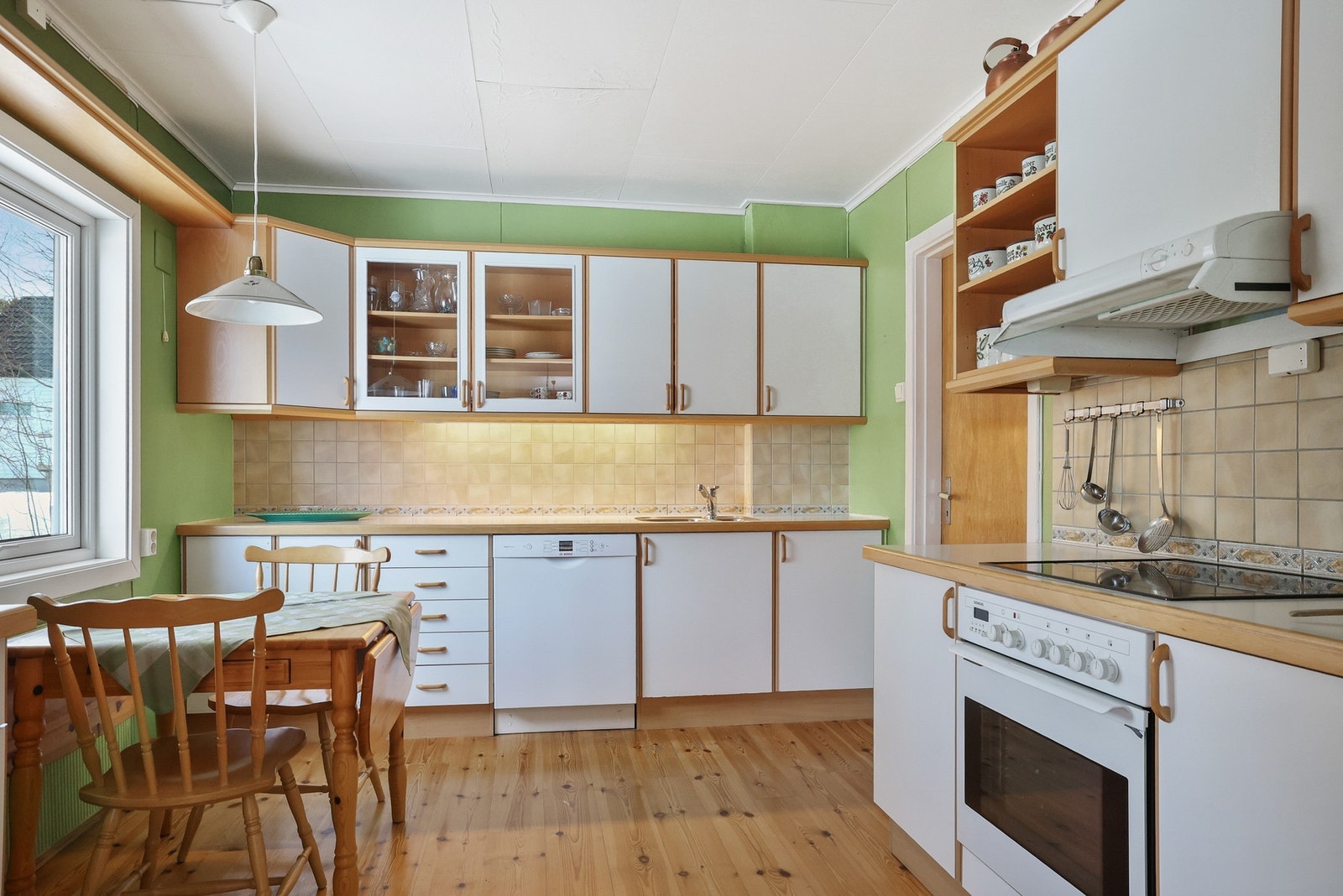 Kjøkkenet har en tredelt innredning med god benkeplass. Galleribilde