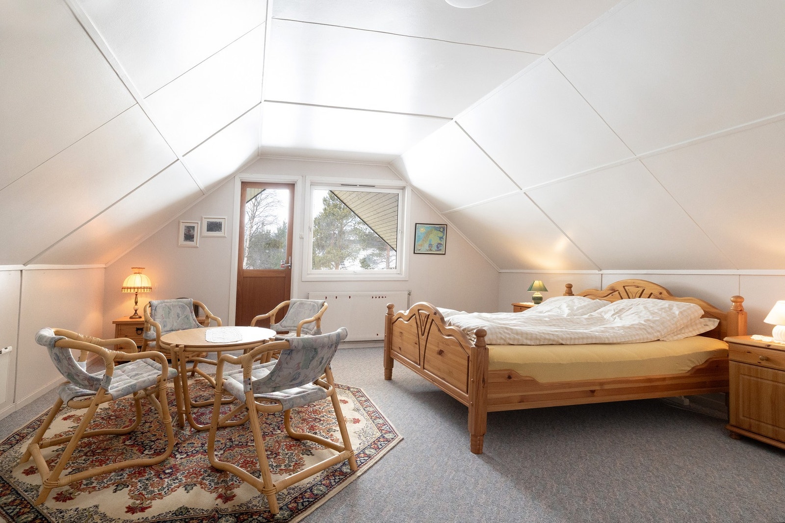 Romslig soverom på loftet med utgang til balkong. Galleribilde