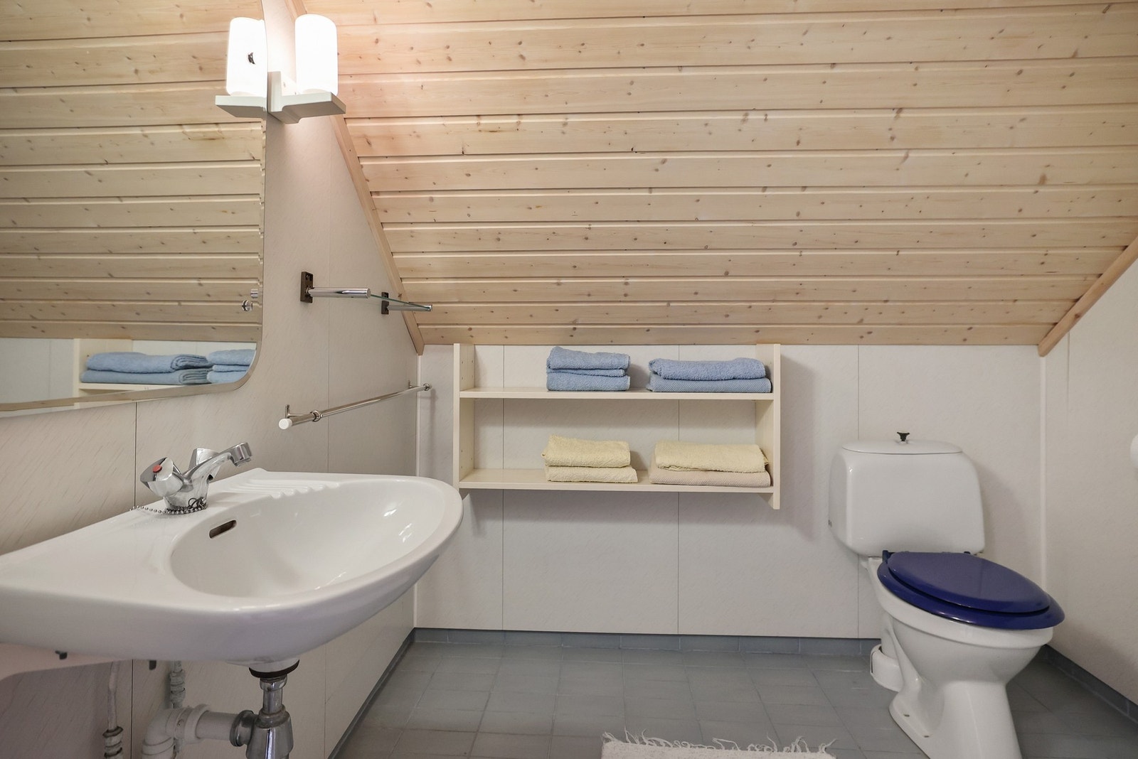 På loftet er det et bad med toalett, håndvask og dusj. Galleribilde