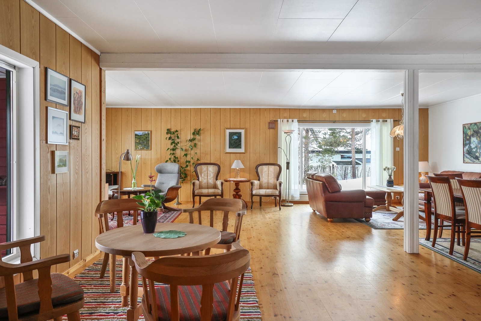 Fra gangen ledes du inn i stuen. Galleribilde