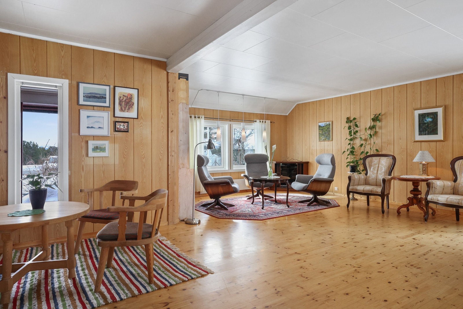 Stuen er svært romslig og har godt med plass til flere sittegrupper og spiseplass. Galleribilde