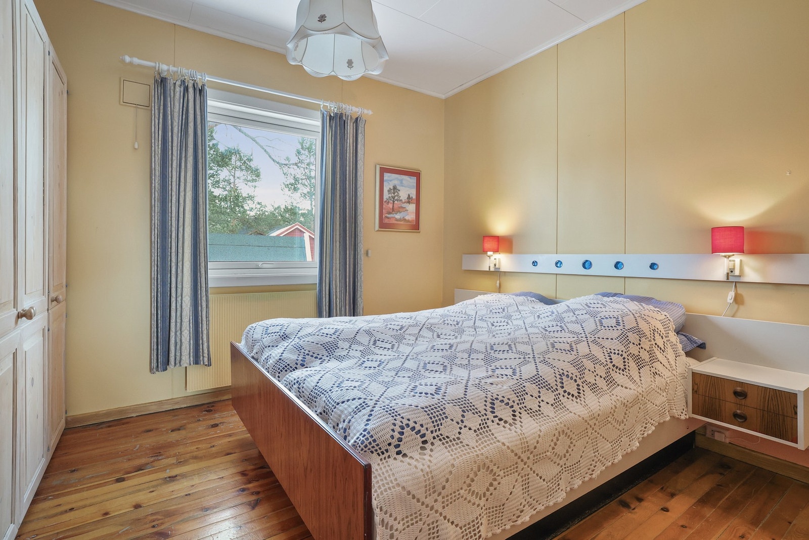 Nordvendt soverom i hovedetasje med garderobeskap og plass til dobbelseng. Galleribilde