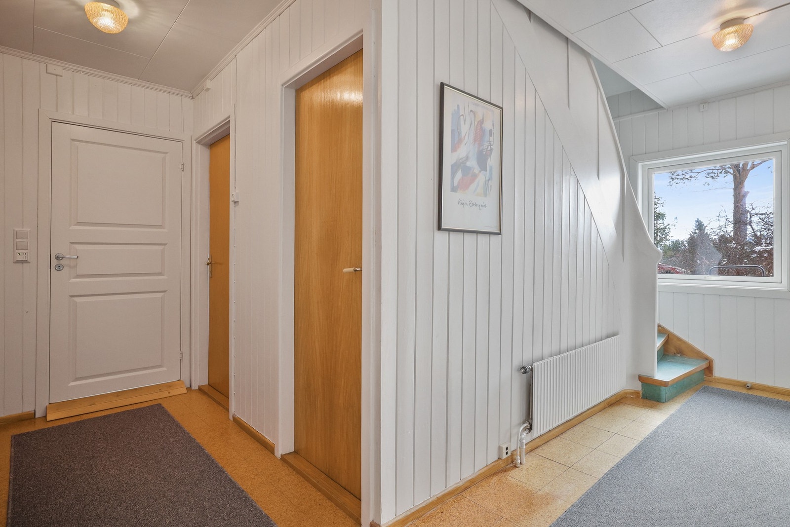 Gang med dør til kjellertrapp, kontor og bad. Galleribilde