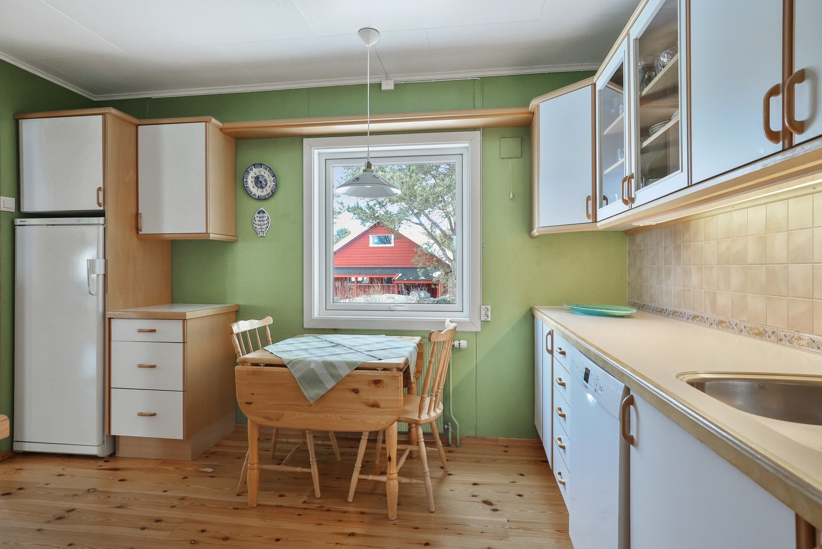 Ved vinduet er det satt av plass til en spisegruppe. Galleribilde