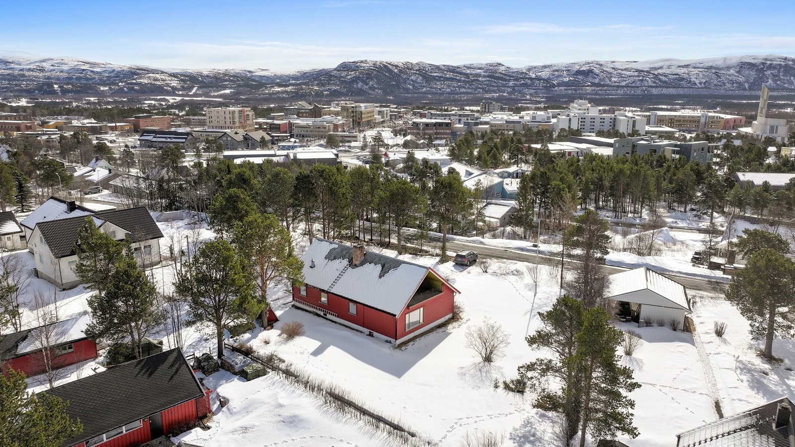 Huset ligger i et rolig og skjermet område på Midtbakken. Galleribilde