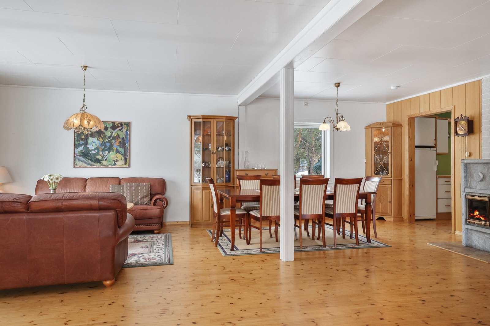 Stor spiseplass ved kjøkken. Galleribilde