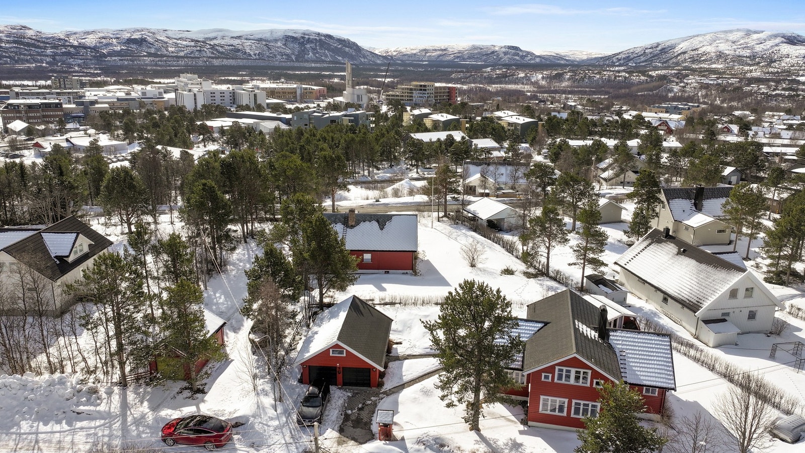 Det er gangavstand til barnehage, skole, matbutikk, sentrum, kino, badeland og kultursal. Videre er det nærhet til flotte turområder og skiløyper. Galleribilde