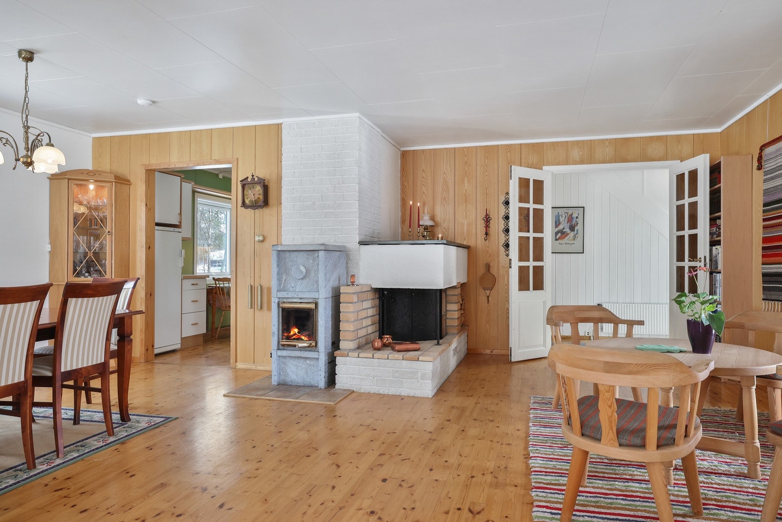Klebersteinsovn og peis bidrar både til varme og en lun stemning på kjølige kvelder. Galleribilde