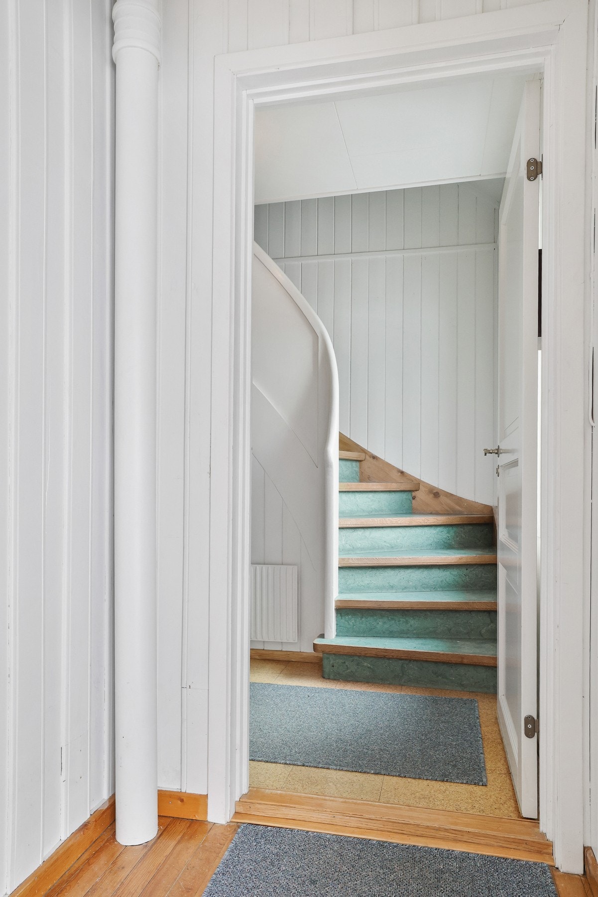 Original trapp med tidsriktig gelender. Galleribilde