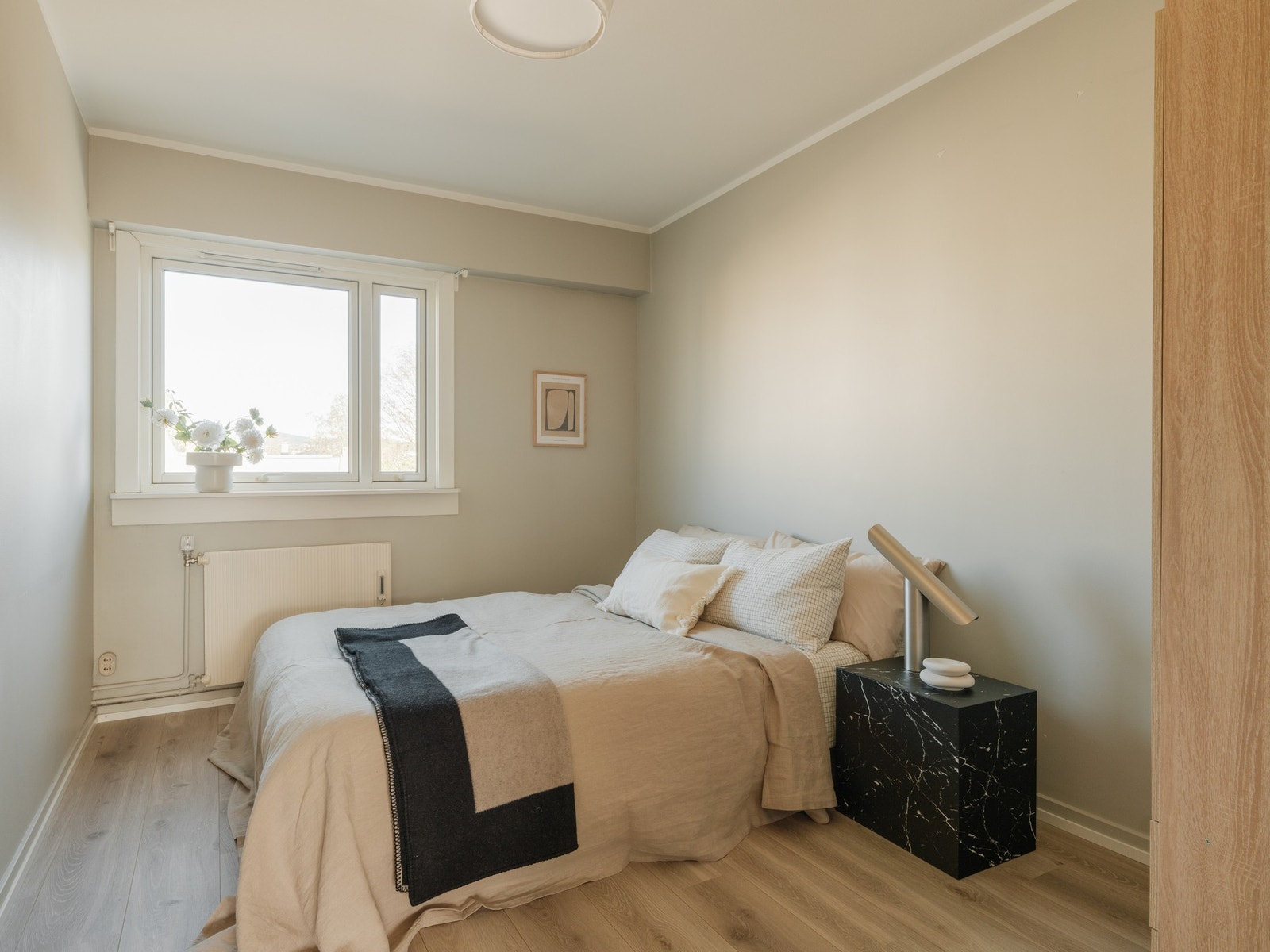Leiligheten har totalt tre gode soverom med garderobeskap. Galleribilde